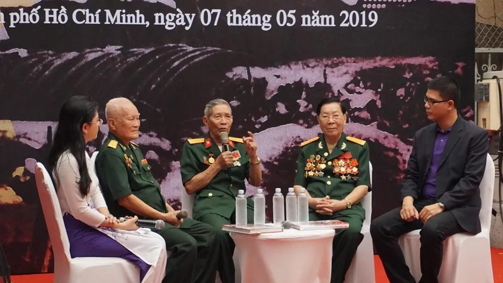 Giao lưu với các cựu chiến binh từng tham gia Chiến dịch Điện Biên Phủ. Ảnh: TTXVN