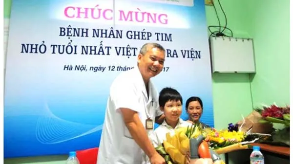 PGS.TS Nguyễn Hữu Ước ,Trưởng Khoa phẫu thuật Tim mạch và Lồng ngực - Bệnh viện Việt Đức và bé Nguyễn Thành Đạt sau ca phẫu thuật ghép tim thành công.