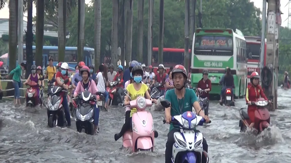 Sau cơn mưa chiều 15-5-2017 nút giao thông Tân Tạo quận Bình Tân ngập nặng. Ảnh: CHÍ THẠCH