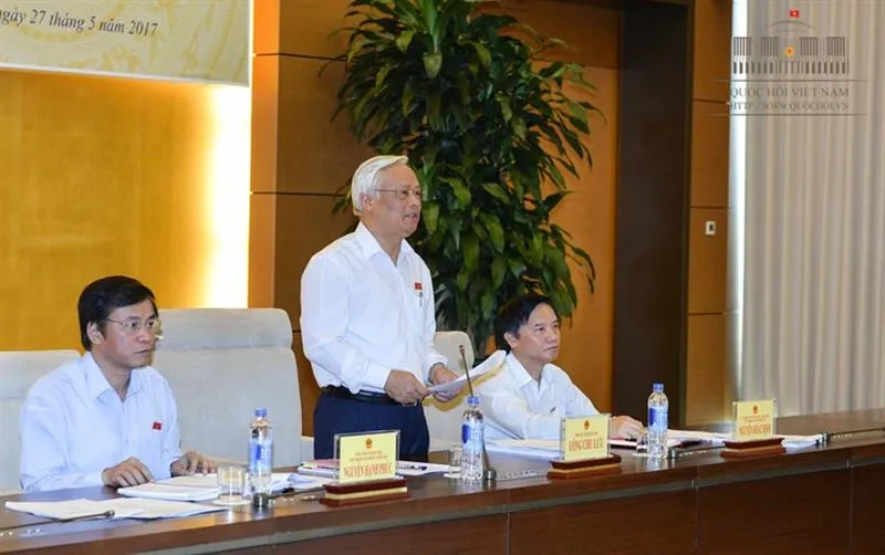 Phó Chủ tịch Quốc hội, Trưởng Đoàn giám sát Uông Chu Lưu phát biểu tại Phiên họp Ảnh: Đình Nam