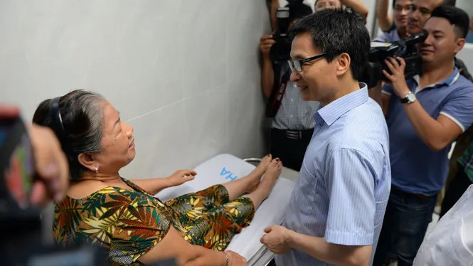 Phó thủ tướng Vũ Đức Đam thăm trạm y tế phường 11 (Q.4, TPHCM)