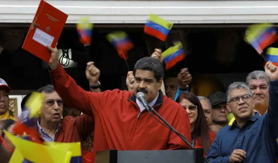 Tổng thống Nicolas Maduro thông báo sẽ giao cho Hội đồng Bầu cử quốc gia (CNE) Venezuela quyền triệu tập Quốc hội lập hiến, ngày 23-5. Ảnh: REUTERS 