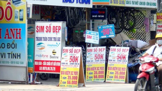 Một cửa hàng bán sim điện thoại trên đường Lê Văn Chí, quận Thủ Đức.