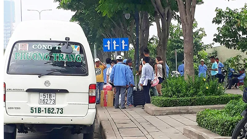 Dừng xe đón khách cản trở lưu thông