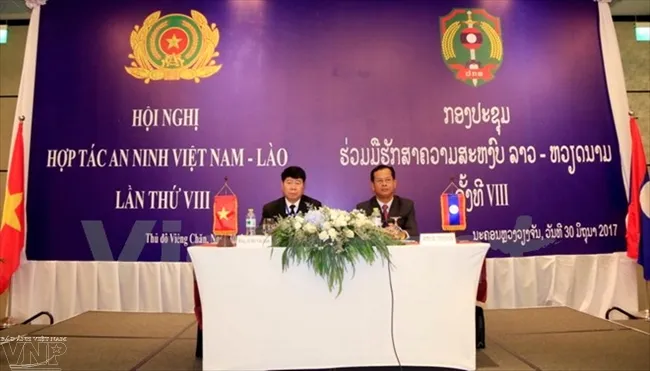 Thượng tướng Bùi Văn Nam, Thứ trưởng Bộ Công an Việt Nam và Trung tướng Kongthong Phongvichith, Thứ trưởng Bộ An ninh Lào đang chủ trì Hội nghị. Ảnh: PHẠM KIÊN/Vietnam+