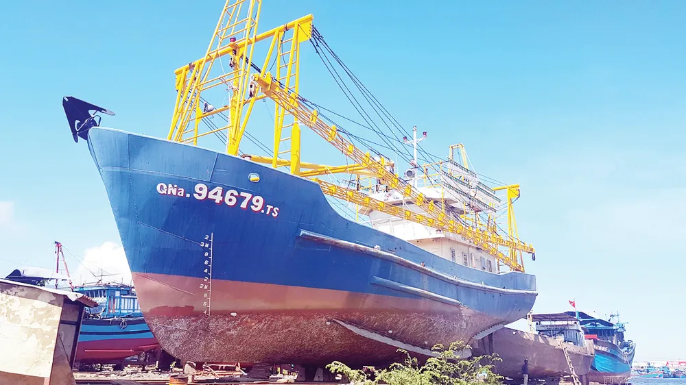 Con tàu vỏ thép đóng theo Nghị định 67 trị giá gần 16,5 tỷ đồng vừa chạy thử đã hỏng máy nằm phơi mưa, phơi nắng tại Nhà máy đóng tàu Bảo Duy (Đà Nẵng). Ảnh: NGUYÊN KHÔI 