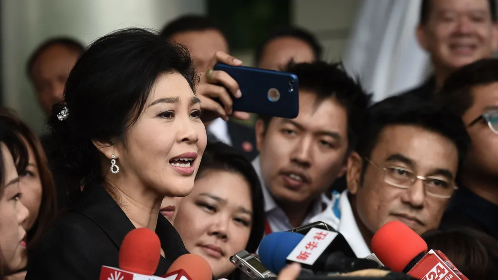 Bà Yingluck Shinawatra trả lời phỏng vấn sau khi rời Tòa án Tối cao ở Bangkok 