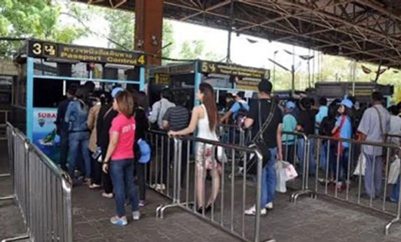  Quầy làm thủ tục xuất nhập cảnh tại cửa khẩu Thái Lan. Courtesy photo