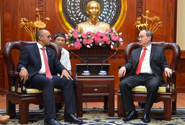 Bí thư Thành ủy Nguyễn Thiện Nhân (phải) tiếp ông-Herminio Lopez Diaz sứ Đặc mệnh toàn quyền Cuba tại Việt Nam đến chào từ biệt