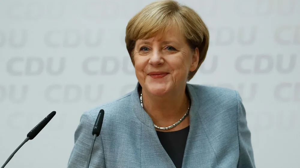  Ngày 25-9, Thủ tướng Đức Angela Merkel khẳng định đảng Sự lựa chọn vì nước Đức sẽ không gây ra bất kỳ tác động nào tới các chính sách tị nạn, châu Âu và đối ngoại của nước này.