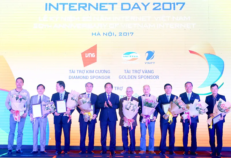 Bộ trưởng Bộ TT-TT Trương Minh Tuấn tặng hoa chúc mừng 10 cá nhân được bình chọn có ảnh hưởng lớn nhất đến Internet Việt Nam giai đoạn 2007 - 2017 ​