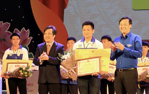 Thí sinh Hà Việt Hoàng giành giải nhất cuộc thi Tự hào Việt Nam 2017