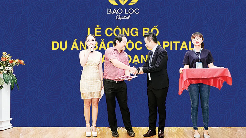 Khách hàng nhận sổ đỏ từ chủ đầu tư dự án Bảo Lộc Capital