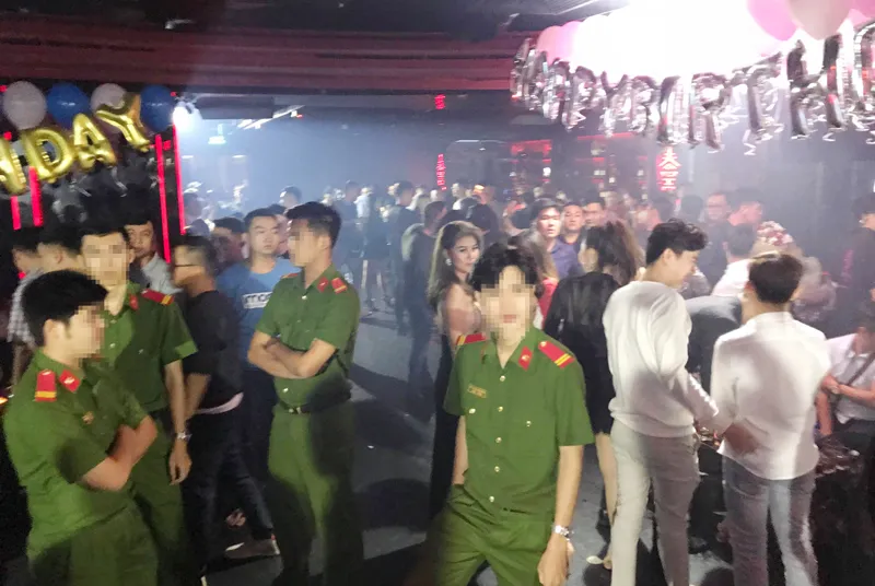 Lực lượng chức năng tại quán bar. Ảnh : CHÍ THẠCH