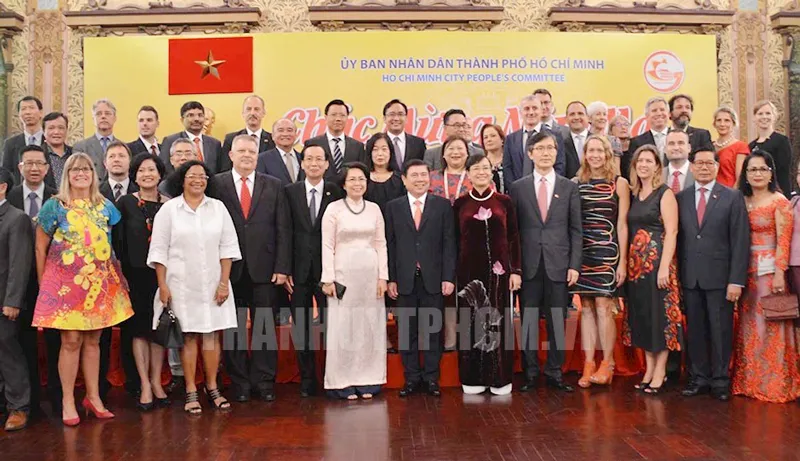 Lãnh đạo TPHCM cùng đại biểu đến từ các cơ quan đại diện nước ngoài tại TPHCM chụp hình lưu niệm. Ảnh: hcmcpv
