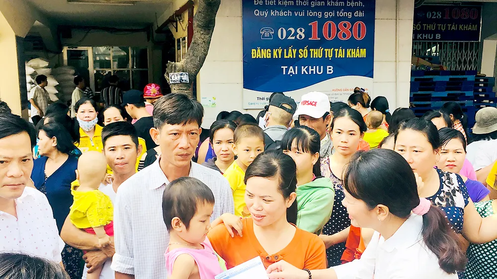Trao quà tết tặng bệnh nhi đang điều trị tại Bệnh viện Ung bướu TPHCM. Ảnh: KHÁNH DUNG