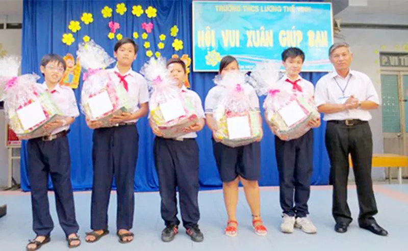 Trao quà tết tặng học sinh có hoàn cảnh khó khăn tại trường THCS Lương Thế Vinh, quận 3