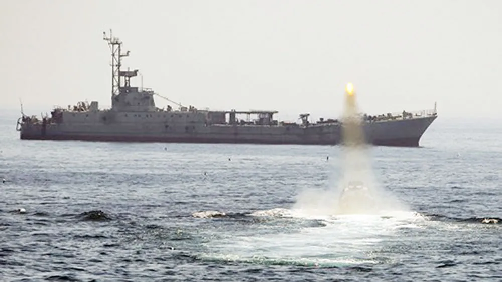 Tàu chiến của Iran trong một buổi tập trận. Ảnh: Reuters