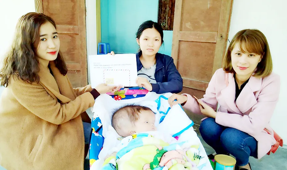 Trao tiền giúp cháu Nguyễn Hoàng Hữu Phước
