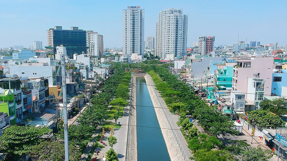 Kênh Hàng Bàng xanh, sạch sau khi được cải tạo. Ảnh: CAO THĂNG ​