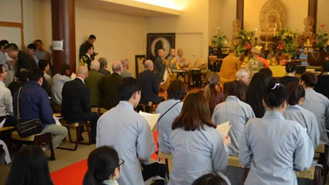 Các tăng ni, phật tử, các sử gia, nhà nghiên cứu lịch sử của Nhật Bản, Đại sứ quán Việt Nam tại Nhật Bản, bạn bè quốc tế, cùng đông đảo cộng đồng người Việt Nam tại Nhật Bản tụng kinh cầu siêu cho các chiến sỹ hy sinh trong trận chiến Gạc Ma 1988. Ảnh: Th