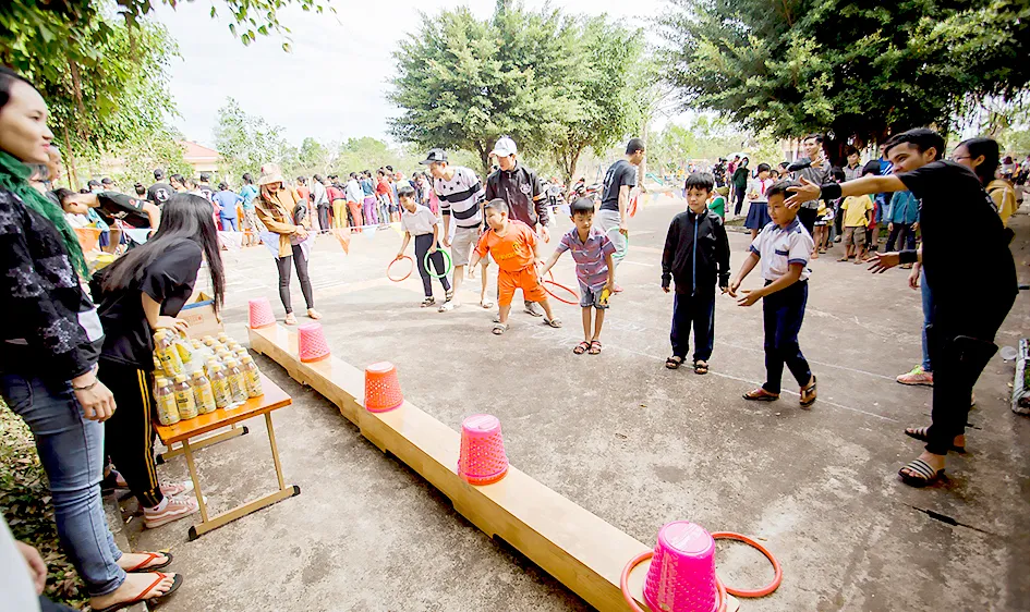 Nhóm thiện nguyện tổ chức trò chơi dân gian cho thiếu nhi xã Tân Lập