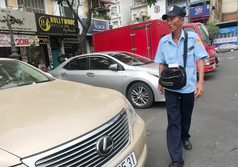 Nhân viên thu phí đậu xe khu vực chợ Bến Thành. Ảnh: VIỆT DŨNG