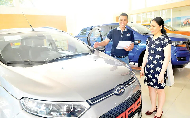 Khách chọn mua ô tô tại một cửa hàng ở TPHCM. Ảnh: CAO THĂNG
