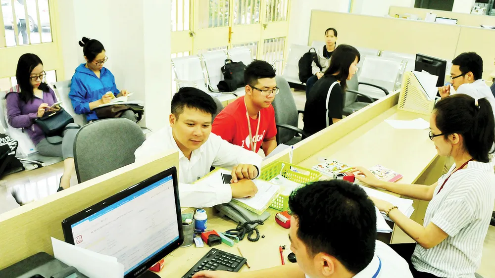 Giải quyết hồ sơ thành lập doanh nghiệp tại Sở Kế hoạch và Đầu tư TPHCM. Ảnh: CAO THĂNG