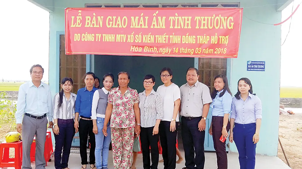 Trao nhà “Mái ấm tình thương” chia sẻ khó khăn với phụ nữ nghèo