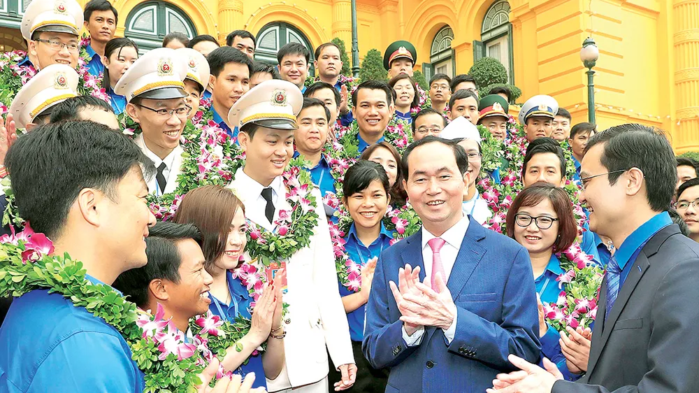 Chủ tịch nước Trần Đại Quang với các cán bộ Đoàn xuất sắc tiêu biểu nhận Giải thưởng Lý Tự Trọng năm 2018