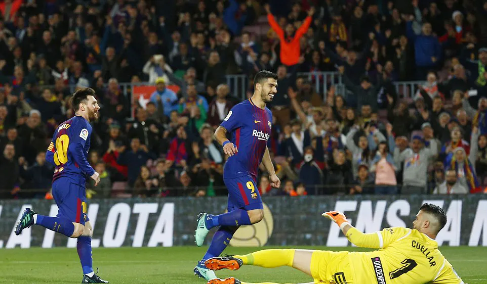 Messi (trái) trong pha ghi bàn vào lưới thủ môn Cuellar của Leganes. Ảnh: AP