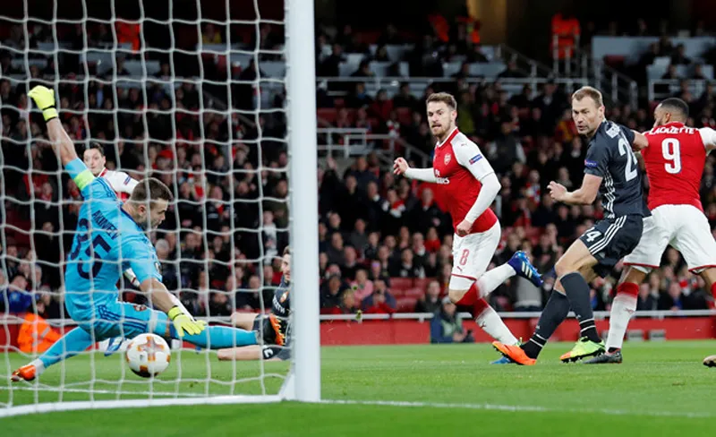 Arsenal (áo đỏ) vẫn được đánh cao hơn CSKA Moscow trong trận lượt về