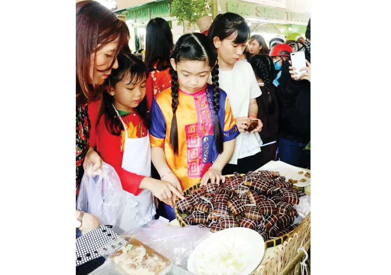 Người dân và du khách tham dự lễ hội