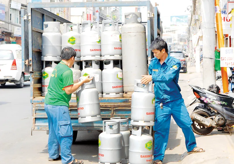 Đưa gas vào một cửa hàng cung ứng cho người dân. Ảnh:Cao Thăng