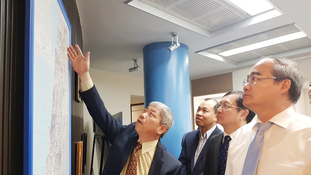 Đại sứ Cao Trần Quốc Hải giới thiệu với Bí thư Thành ủy TPHCM Nguyễn Thiện Nhân một số thông tin mới nhất về tình hình khu vực Trung Đông.