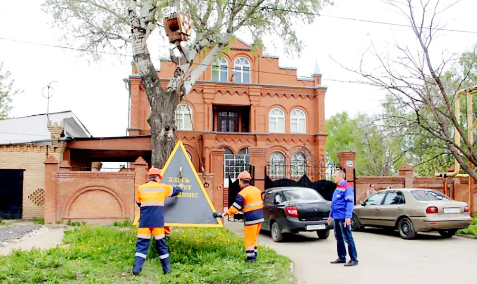Kim tự tháp nhắc nợ