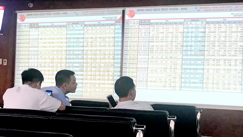 VN-Index đã mất mốc 1.000 điểm, rơi thẳng xuống 988 điểm trong ngày 23-5. Ảnh: HUY ANH
