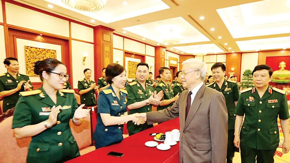 Tổng Bí thư Nguyễn Phú Trọng, Bí thư Quân ủy Trung ương với các đại biểu Công đoàn Quân đội. Ảnh: TTXVN