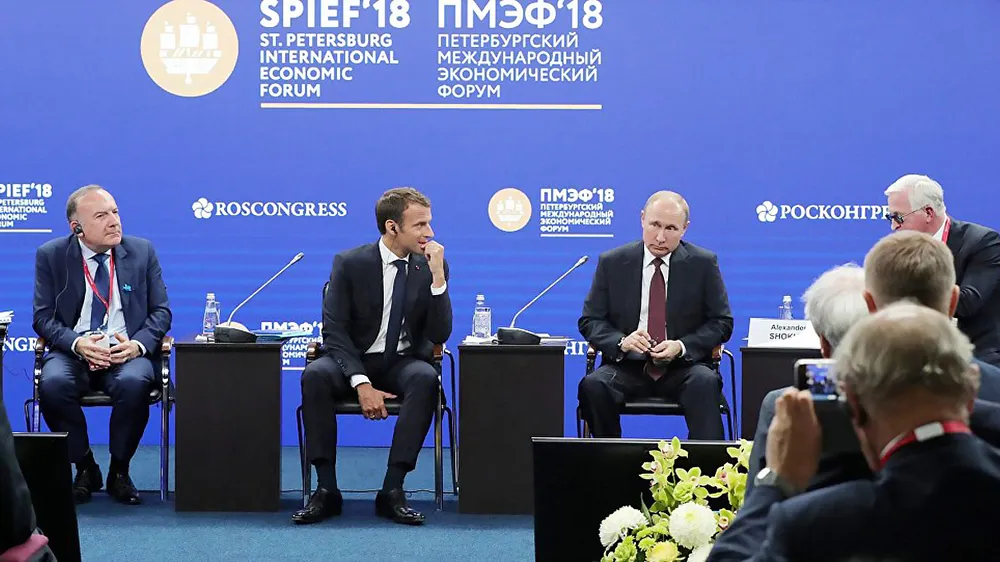 Tổng thống Pháp Macron (thứ 2 từ trái sang) và Tổng thống Nga Putin (thứ 3 từ trái sang) tại Diễn đàn Kinh tế quốc tế St. Petersburg năm 2018