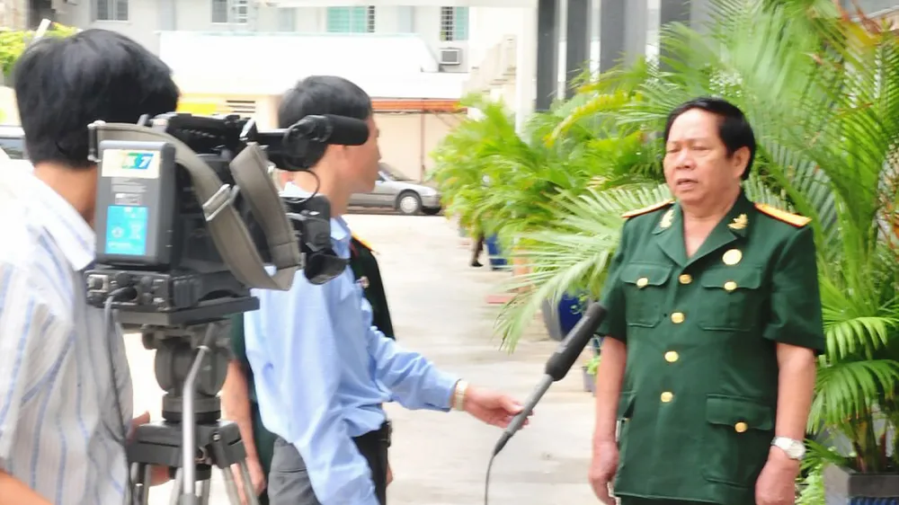 Sư đoàn trưởng Bùi Đức Trần (mặc quân phục) trong một lần gặp gỡ báo chí. Ảnh: NGUYỄN ĐỒNG BẰNG