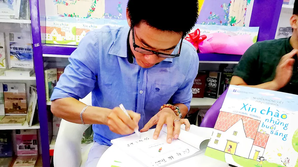 Nhà thơ Nguyễn Phong Việt giới thiệu sách Xin chào những buổi sáng đến bạn đọc nhỏ tuổi