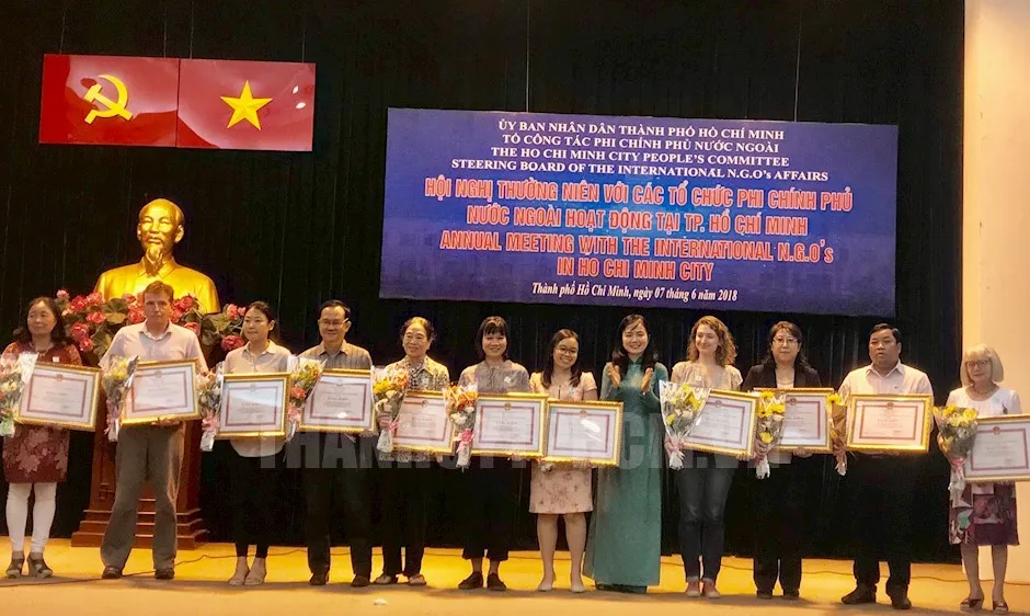 Các tập thể nhận Bằng khen của UBND TP đã tích cực tham gia các hoạt động từ thiện nhân đạo trong nhiều năm liền. Ảnh: THANHUYTPHCM.VN
