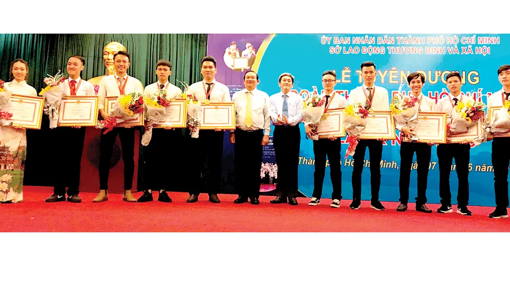10 thí sinh của TPHCM đoạt Huy chương vàng trong Kỳ thi tay nghề quốc gia năm 2018 nhận bằng khen của UBND TPHCM