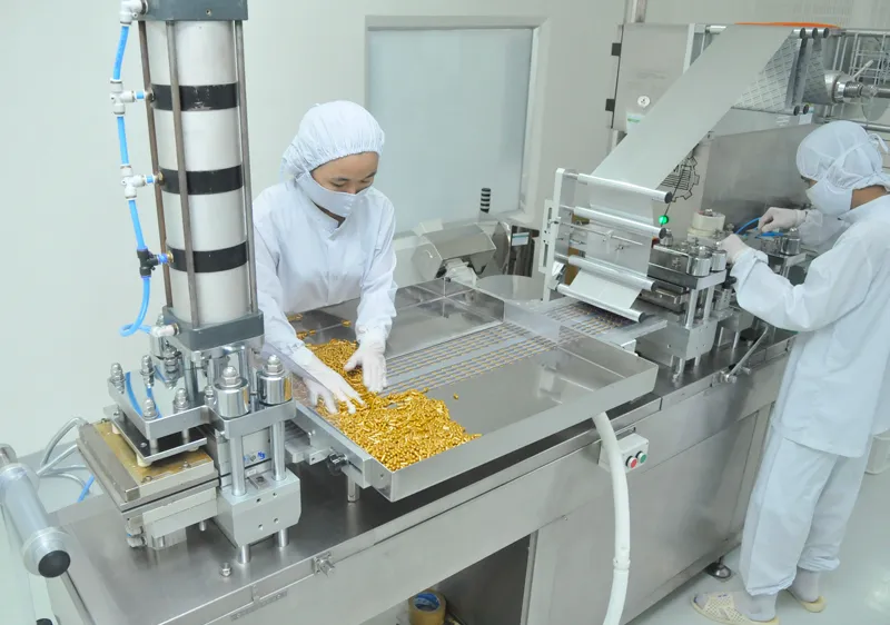 Sản xuất thuốc cung ứng bình ổn thị trường tại một đơn vị. Ảnh: CAO THĂNG