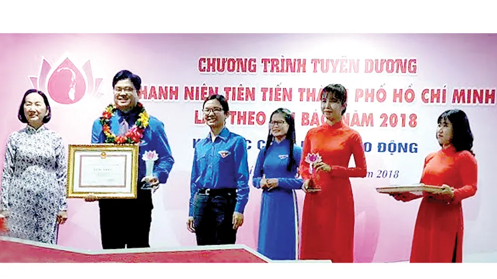 Trao bằng khen của Thành Đoàn TNCS TPHCM tuyên dương các điển hình thanh niên tiên tiến làm theo lời Bác năm 2018