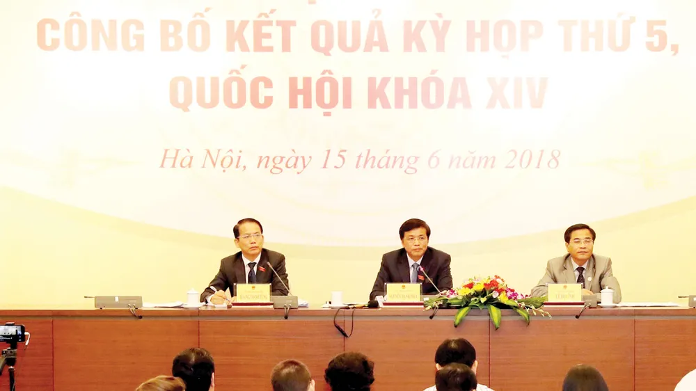 Chiều 15-6, tại Nhà Quốc hội diễn ra buổi họp báo công bố kết quả Kỳ họp thứ 5, Quốc hội hội khóa XIV. Tổng Thư ký, Chủ nhiệm Văn phòng Quốc hội Nguyễn Hạnh Phúc chủ trì buổi họp báo. 
