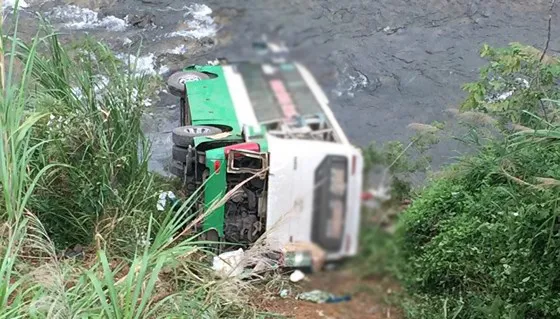 Lật xe tại Lào, 6 người thương vong