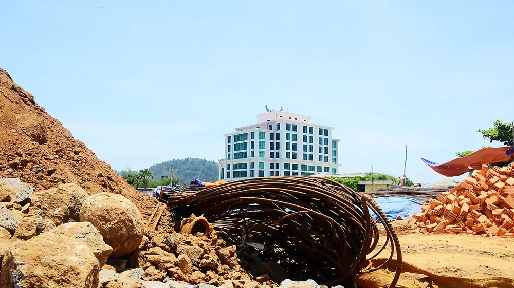Chủ đầu tư dự án khách sạn đào bới, xây dựng ngổn ngang trên đất quốc phòng đảo tiền tiêu Lý Sơn