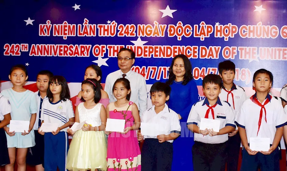 Các em học sinh được nhận học bổng. Thanhuytphcm.vn